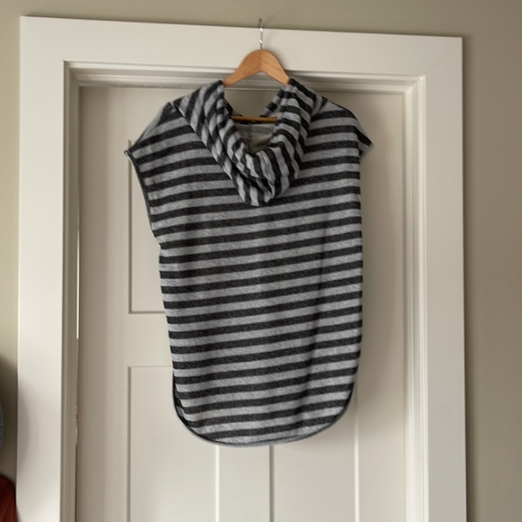 Sleeveless hoodie - Picture 3 of 3